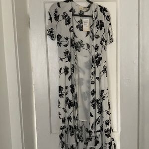 NWT Everleigh Midi Black White Floral Wrap Dress